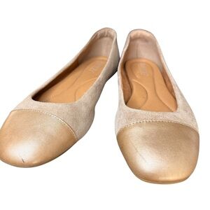 Born | Women's Tan Batti Flats with Gold Cap Toe | Sz 7.5M